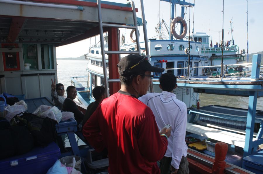 ลงเรือกันเลยครับ เรือที่อยู่ข้างๆของไต๋สายัณท์ ครับเปิดเพลงลั่นเรือเลยครับ
 :laughing: :laughing: :