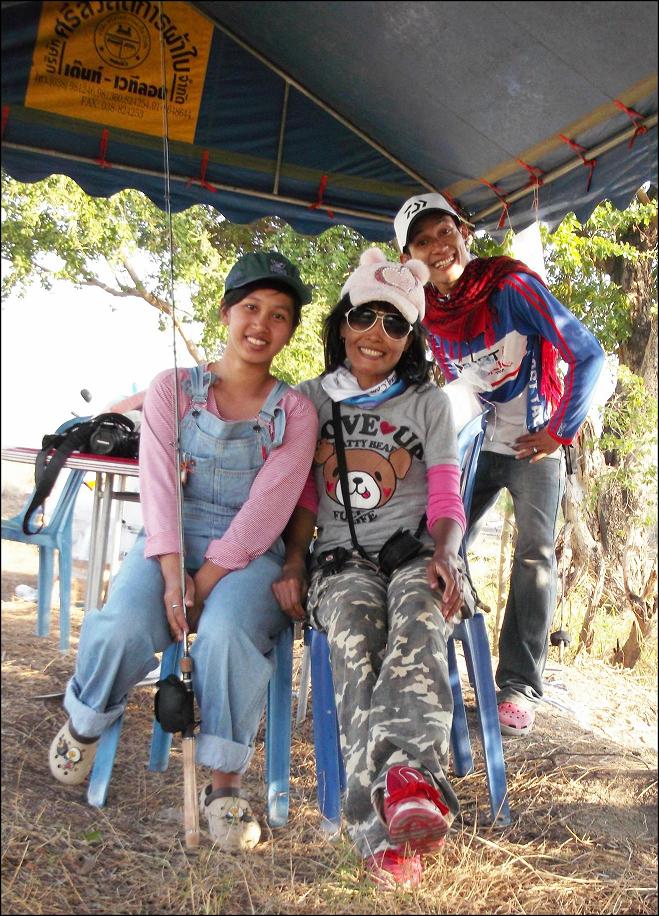 น้องสาวคนนี้  เป็นแฟนของน้ากรรมการลงคะแนน  น่ารักมากมาย  ตามให้กำลังใจและช่วยลงคะแนนทั้งวันเลย  หวัง