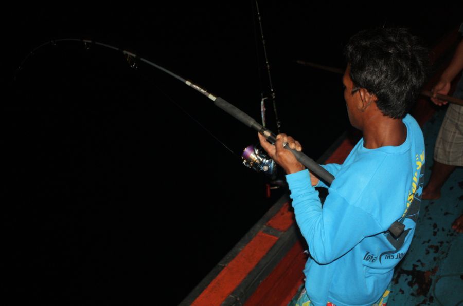 เจ็ดเด็กเรือ......คว้าคันอ๊อฟมาตีเหยื่อ..........โดนจนได้ครับ :laughing: :laughing: :laughing: