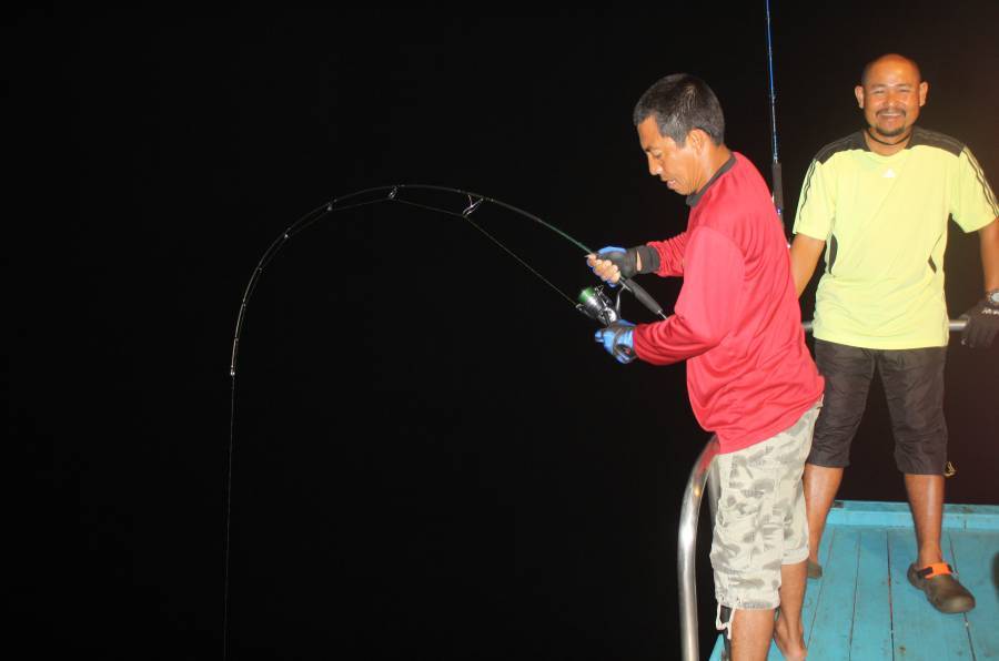 เดินมาท้ายเรือครับปลายังวิ่งออกอยู่เลย :laughing: :laughing: :laughing: