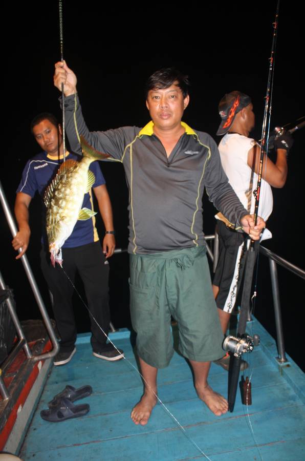จะเข้าไปหมายเดิมก็ไม่ได้ครับเพราะว่ามีเรือปั่นเข้ามาที่ซั้งครับไต๋ฮกเลยพาไปที่นึง ทิ้งสมอสักพัก น้าน