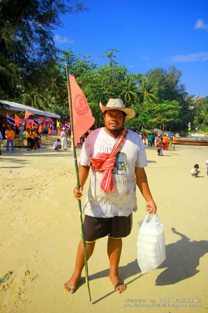 แต่ละลำจะธงประจำเรือ เพื่อให้รู้ว่าเรือลำนี่ได้เข้าร่วมในการแข่งขัน


 :smile: :smile: :smile: :s