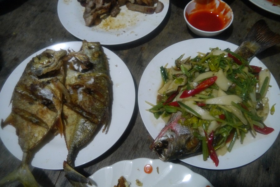 กลับมาถึงที่พักจัดการ ทำกับข้าว จากปลาที่ตกได้ 

ปลาสดๆ นี้ทำไรก็อร่อย