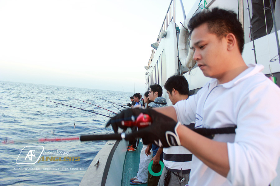 ส่วนผมก็ยังคงจิ้กอยู่ท้ายเรือครับ Jig Jig Jig นอนเอาแรงมาแล้ว พลังเหลือเฟือ