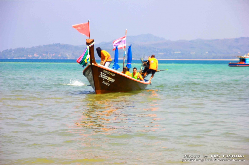 เรือที่เข้าแข่งขันต่างก็ทยอยกลับเข้าฝั่ง...

 :smile: :smile: :smile: :smile: :smile: