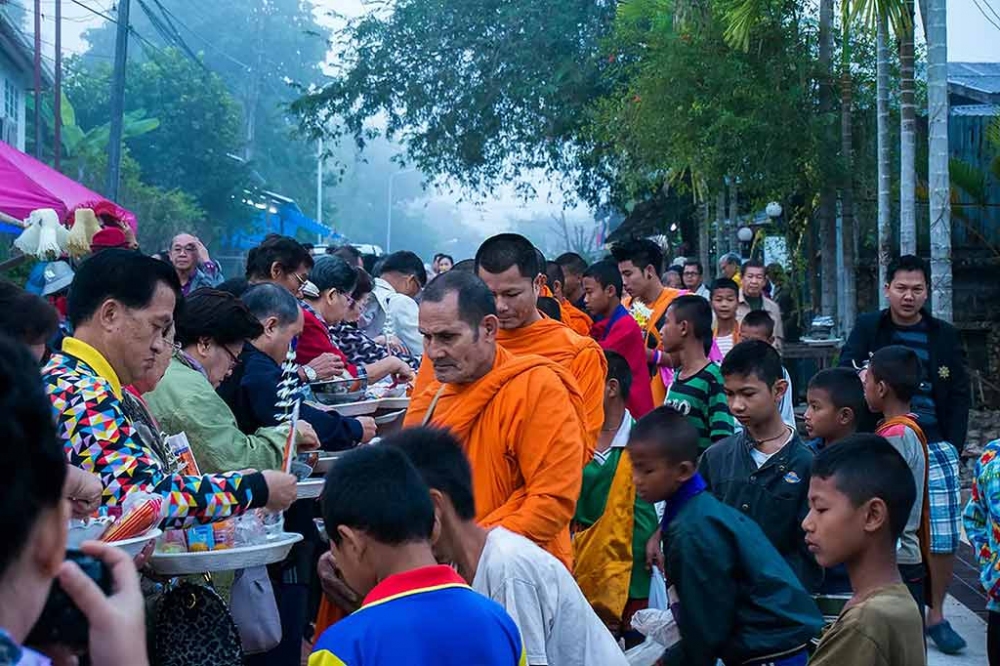 พระท่านมาตอน 7 โมงกว่าคนท้องถิ่นนักท่องเที่ยวเข้าแถวตักบาตรกันยาวเหยียด