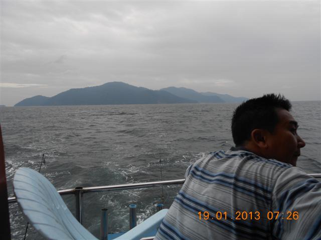 ตัดมาเช้าอีกวันนึง น้าอ๊อดตื่นมานั่งชมวิวอย่างสุขีสุขขังอยู่ท้ายเรือ ไม่รู้ว่าคิดถึงคนที่บ้านหรือกลั