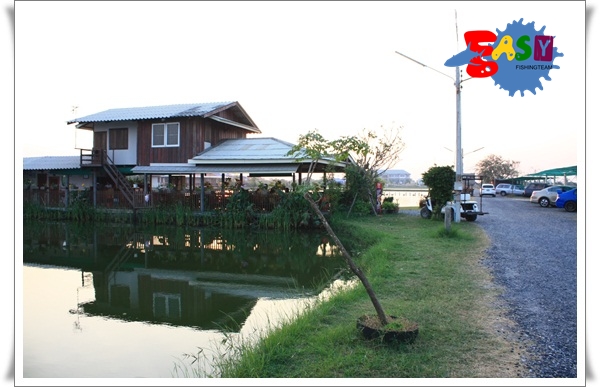 มีร้านบริการ พึ่งมาครั้งแรก ข้าวอร่อย กระเพราไก่ไข่ดาว ๗๕ บาท แต่น้ำไม่แพงครับ  :umh: