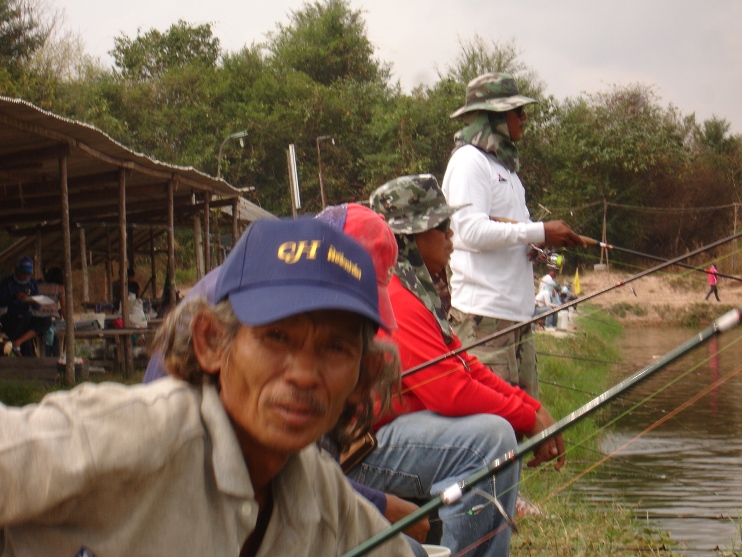 ปู่ลพ แห่งทีม ศรีราชาหลิว  หันมาวาดลวดลายปลาสวายดูบ้าง