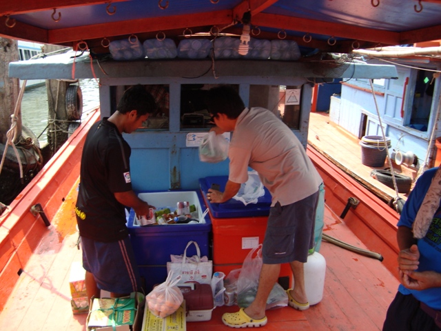 มาถึงท่าเรือบ่ายสอง...บังหลีเสร็จจากละหมาดวันศุกร์ แกรออยูที่ท่าเรือสักพักแล้ว  :grin: