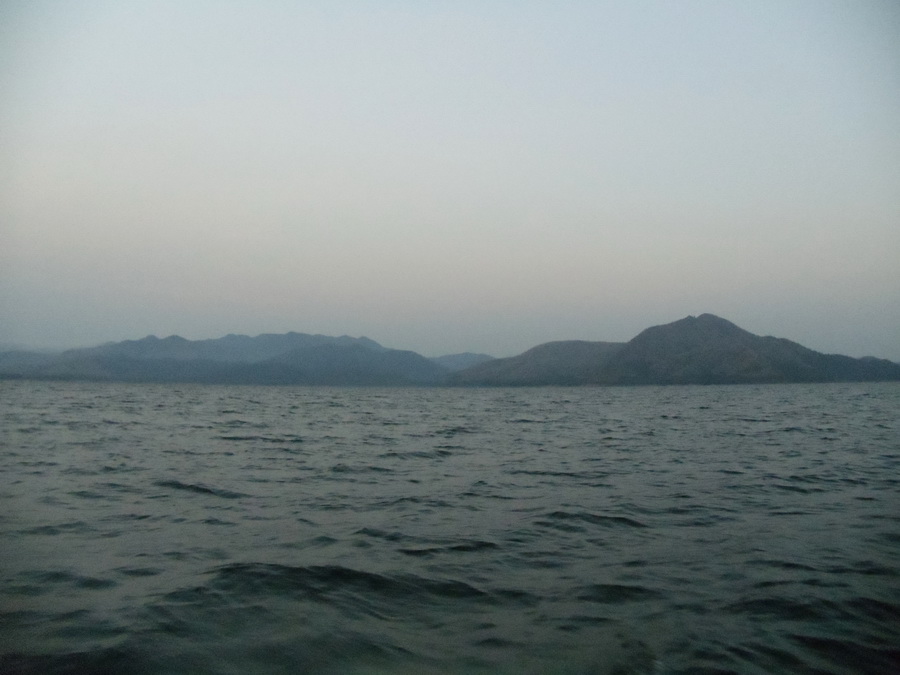  [b]* วิ่งเรือออกมาได้แปปเดียว......เจอลมหนาวแต่เช้าเลย..

ถามไต๋บอกว่า  อากาศเพิ่งจะเริ่มหนาวเมื่