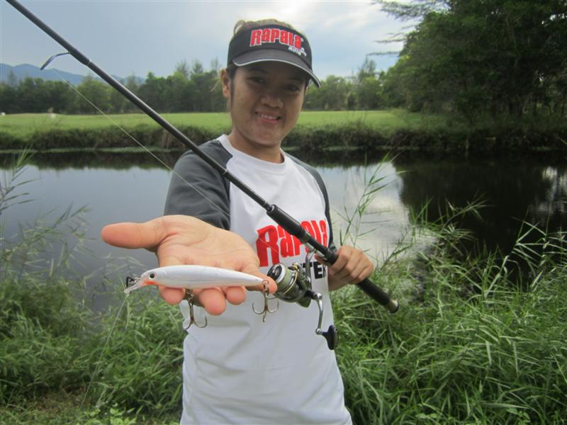  :cheer:  ให้นํ้าหวานเลือกเหยื่อ นํ้าหวานบอกว่าตัวนี้ดีกว่าสวยดี 
  :grin:  Rapala X - Rap 8 ขาวมุด