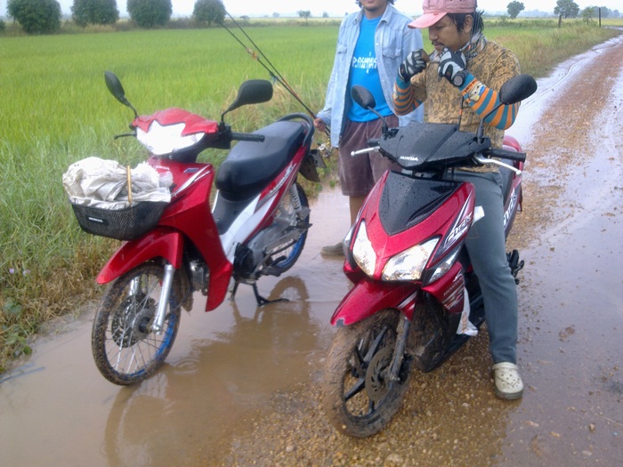 ฝนหยุดแล้ว เราก็ ออฟโรด  ออกมา  แบบหมดสภาพ  

 :laughing: :laughing: