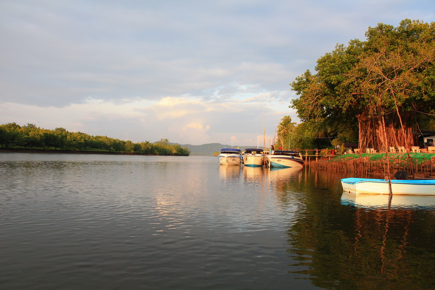  [b]วิวสวยๆในคลองที่เราเอาเรือไปลงกัน[/b]  :cheer:

..............................................