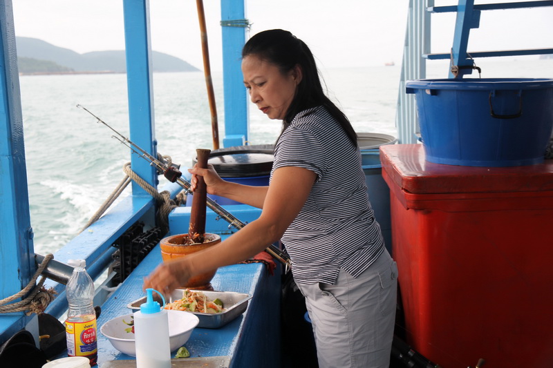 พี่นา ตำส้มตำให้ทานก่อนขึ้นเรือ รสชาติเป็นไงต้องถามไต๋มดดูครับ
 :laughing: :laughing: :laughing: