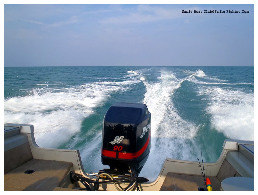 ผมวนเรือไปมาหลายรอบคลื่นลมเริ่มแรงขึ้นเล็กน้อย เลยตัดสินใจขับเรือไปที่เรือน้าไอซ์แล้วตะโกนสื่อสารกัน