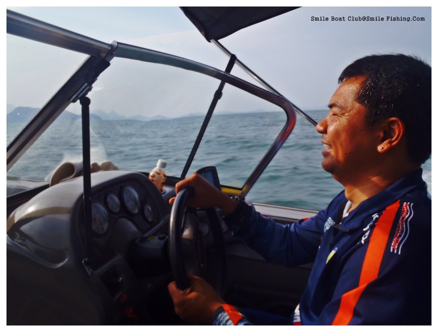 จนในที่สุดเบ็ดทุกสายโดนเก็บขึ้นมาบนเรือหมดสิ้น ผมสตาร์ทเครื่องแล้วมุ่งหน้าสู่หมายที่เข้าไปไกล้ฝั่งอี