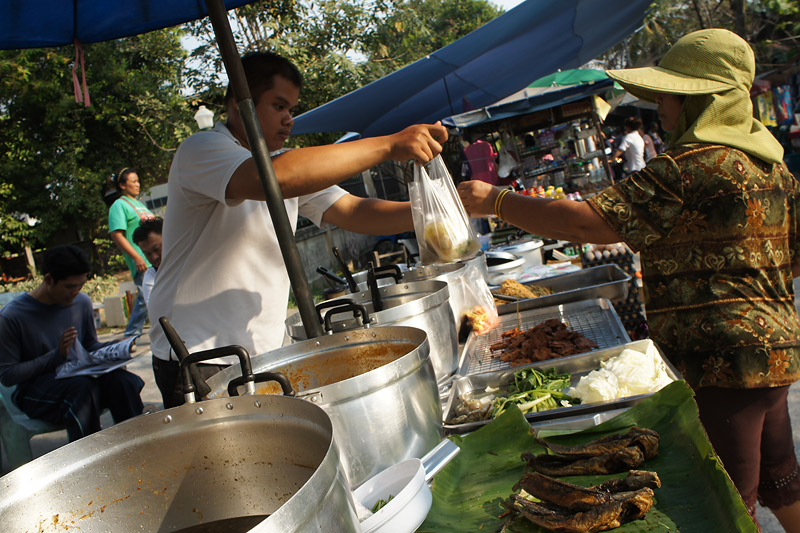 [b]น้าตั้กเปิดร้านขายข้างแกงครับ พอดีไปจังหวะเป็นตลาดนัดพอดี  [/b]