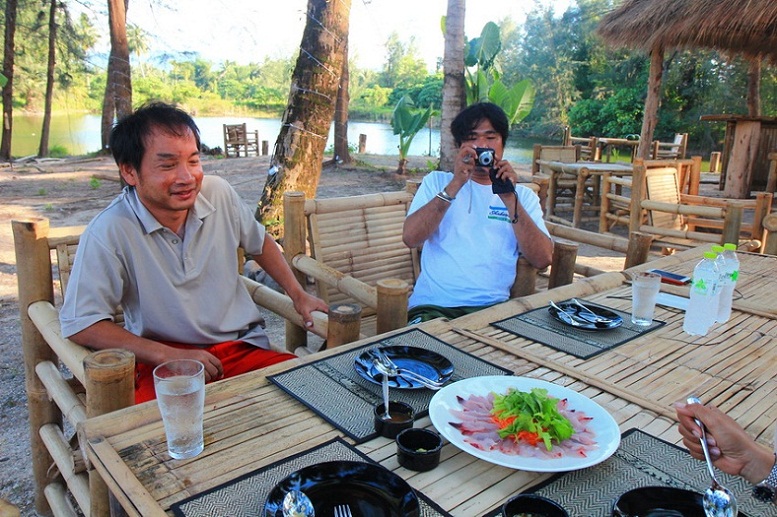  [b]จานแรกเติมพลังกันด้วย Sashimi Rainbow  วาซาบิ Big Big[/b]  :laughing:
