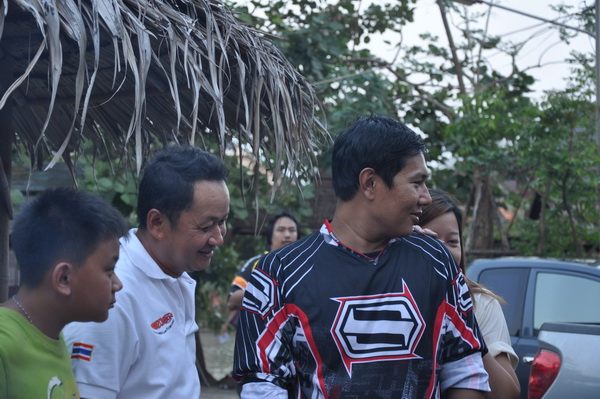 คู่นี้ก็สวีทกันไม่เลิก เห็นน้าเอ๋แอบมองอย่างอิจฉา :laughing: :laughing: :laughing: