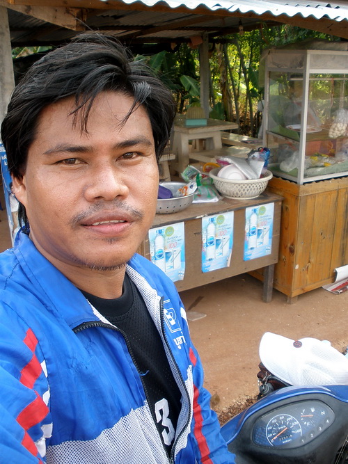 ระหว่างทางแวะกินเตี๋ยวกันก่อนดีกว่า คนแก่หิว(แกจะเป็นลมแล้ว55) :laughing:
