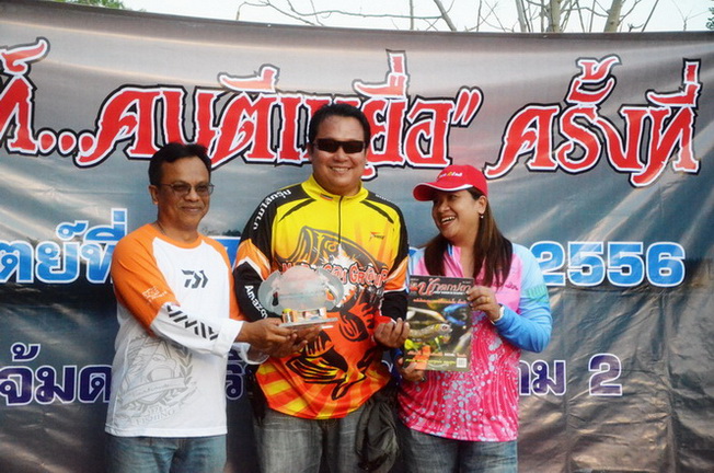 
 เห็นรูปนี้แล้ว..ขำอะ...ทีมนี้อีกแระ..555..เอ้า..รางวัลท่านรองฯใหญ่......ตีแมร่งอยู่หน้าโต๊ะกรรมกา