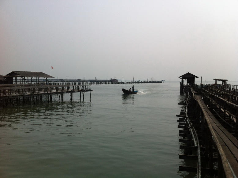 ผมมารอท่าเรือครับ มาแล้วครับ วิ่งน้ำบานมาเลย