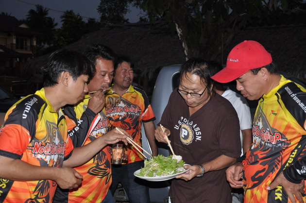 มือปิ้งย่างผมรีบทิ้งกุ้งหมึกปลามาจับตะเกียบอย่างด่วน เมื่อเจอสีทองลวกจิ้มเข้าไป :laughing: :laughing