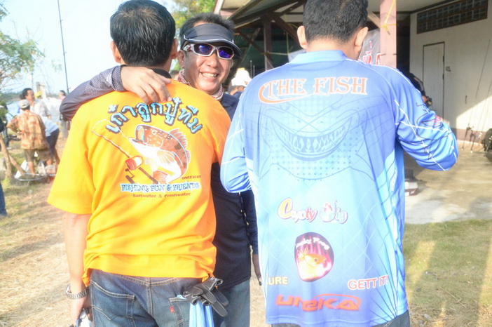 
ต่างฝ่ายต่างไม่ยอมกัน....แมวดั้นด้น ปะทะเก๋าลูกปู๋ มี thefish..เข้าแจม... 

:cheer: :cheer: :che