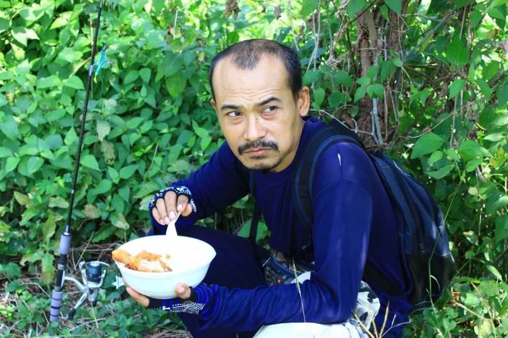 ช่างภาพก้อกล้าเนอะ...พี่ๆ นั่งกินข้าวอยู่..ยังไปรบกวนเค้า... :sad: :sad:...
...

 :laughing: :lau
