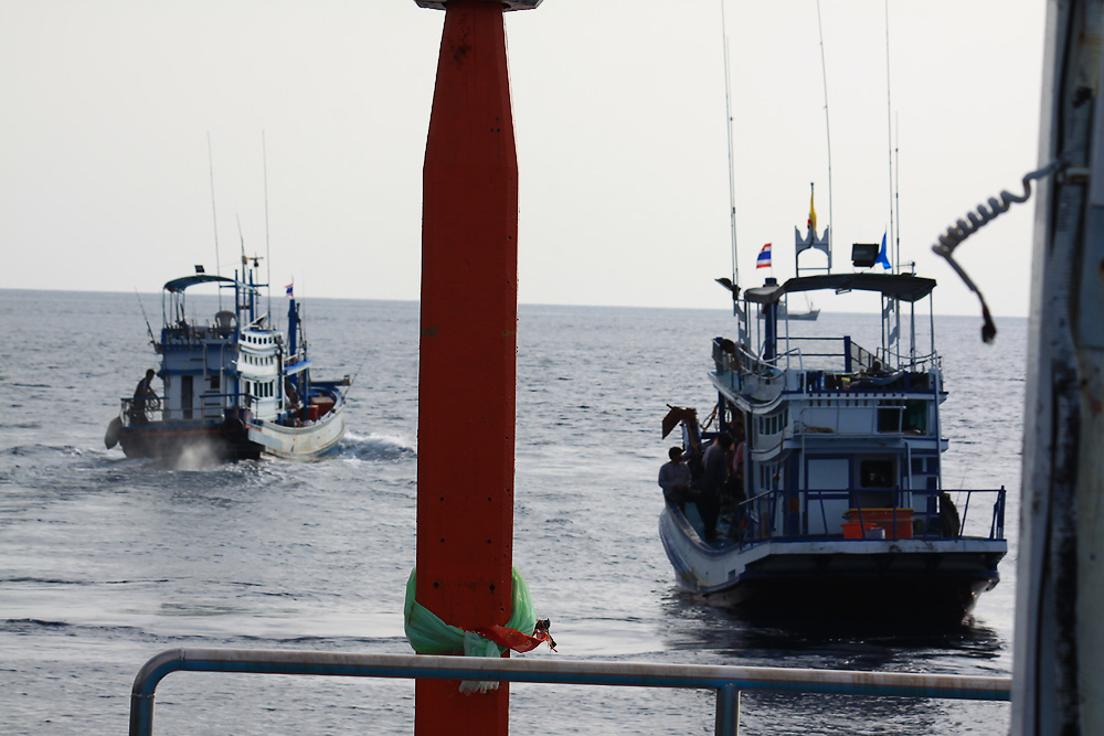 ขาวิ่งเรือกลับ ไต๋ฮกบอกว่าเรืองไต๋ลือเสียครับเราเลยวิ่งเรือย้อนกลับไปลากไต๋ลือเข้าฝั่งครับ
 :smile: