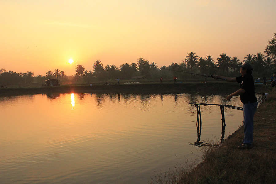 บ่อกะพง ที่ราชบุรี บรรยากาศดีมากครับ  :grin: