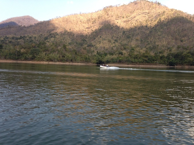 บ่ายขับเรือไปเที่ยวกัน 