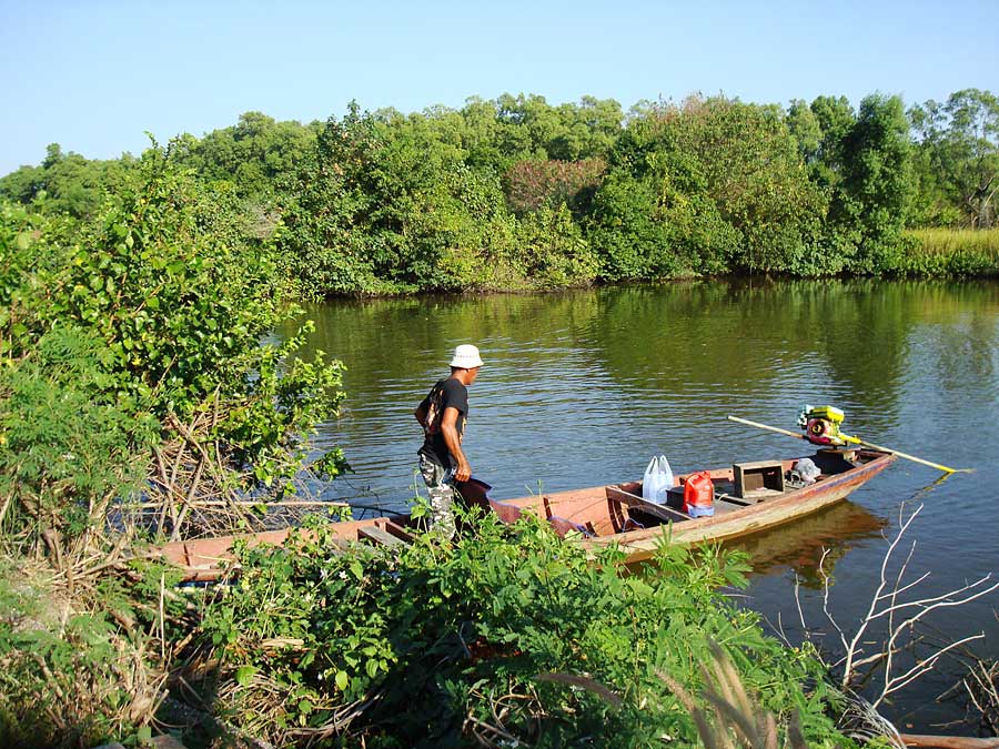 สักพักลุงเจ้าของที่พักก็มาชวนนั่งเรือชมป่าโกงกาง และจะพาไปตกปลา               :grin: