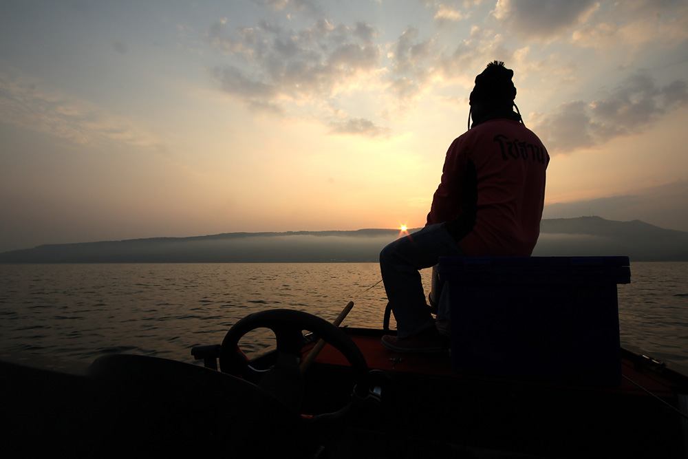 เราลงเรือกันหลังวัดเขาน้อย 
น้ำลดลงอย่างใจหาย ทำให้เราสองคนหลงหมายแต่เช้า