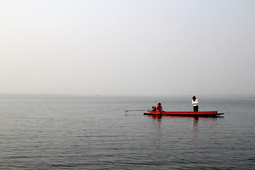 เพื่อนคนนี้เช่าเรือหางยาวมาคนเดียว 
นานๆจะเห็นเรือหางยาวออกส่งแขกที่นี่