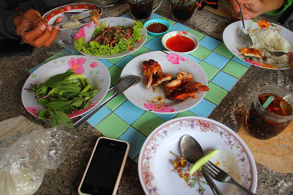 หลังจากนั้นเราก็พักกินมื้อเที่ยงกันแบบง่ายๆตามประสา :cheer: :cheer: :cheer: