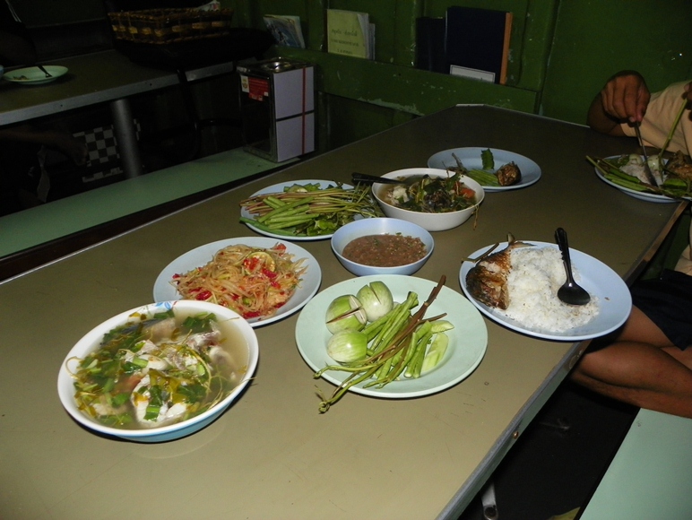 เชิญทุกท่านรับประทานอาหารเย็นด้วยกันคับ