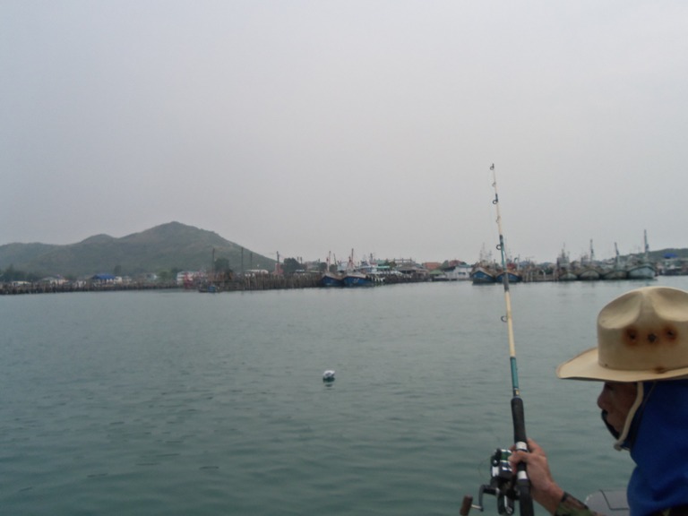 หน้าสะพานเรือ เวลาประมาณ 7.30 น.ลองตกหมึกดูก่อน :cheer: :cheer: :cheer: :cheer: :cheer: :grin: :grin
