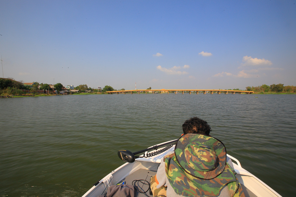หาร้านอาหารริมน้ำแบบเจ้าพระยาได้ จอดเรือเดินขึ้นไปทานกันแล้ว  :laughing: