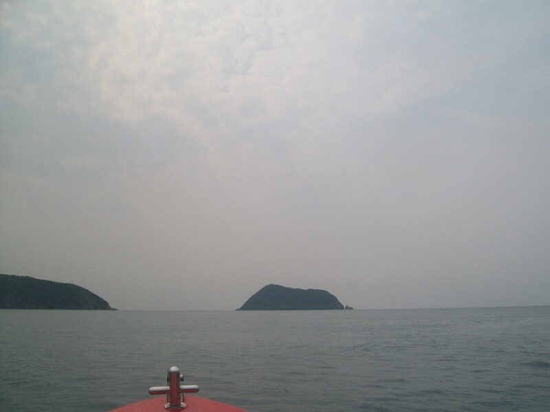 เรือลอยออกมาน้ำลึกก็เลยย้ายเกาะเลยครับ  :love: