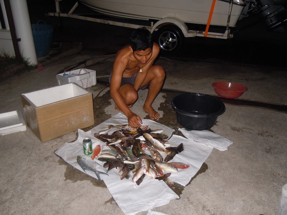 ถึงบ้านก็ต้องล้างเรือ คัดปลาตามระเบียบ  :laughing: