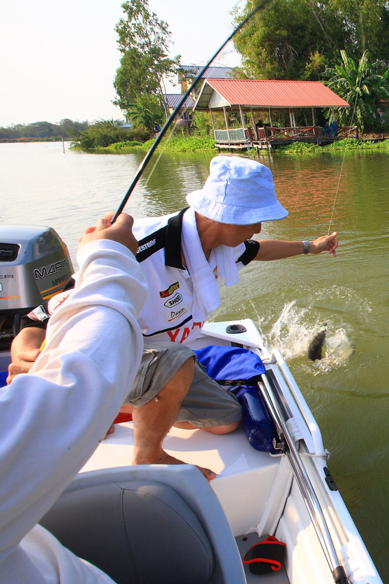 จะได้ปลาตัวแรกมาเจิมเรือลำใหม่ไหมเนี่ย 