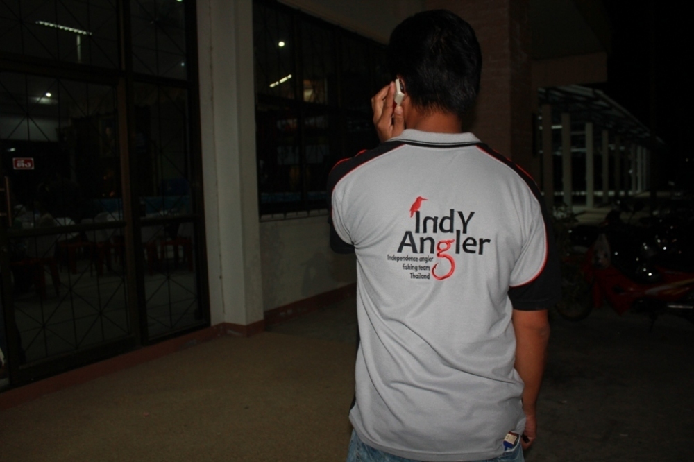 พี่โต้ง พ่อน้องโอม ก็มาครับ 
โทรศัพท์หาประธานทีม Indy Anglerของเขา  น้าโต fridaynoop ครับ
