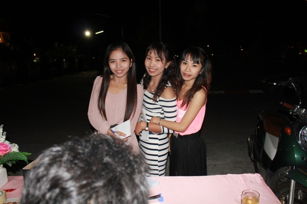 น้องๆที่น่ารัก คลับของเรา

น้องเจี๊ยบตรงกลาง เดินทางมาจาก ฉะเชิงเทรา เพื่อมาร่วมงานนี้โดยเฉพาะครับ