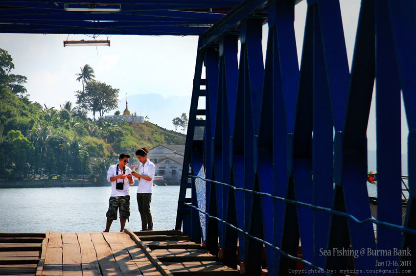 ต่างคน ก็ต่างเก็บภาพบรรยากาศของท่าเทียบเรือเกาะสอง  :smile: