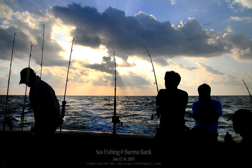 กิจกรรมที่ต้องมีระหว่างการเดินทาง :grin:
(Subtitle: Its the must activity along the fishing trip) 