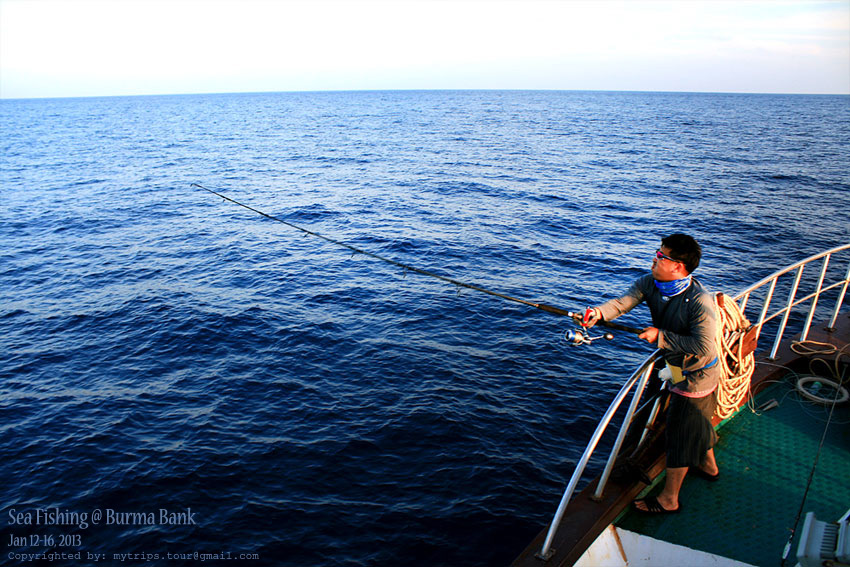 ใครเมื่อยจากการ Jigging ก็ไปตี Popping ที่หัวเรือ  :rose: