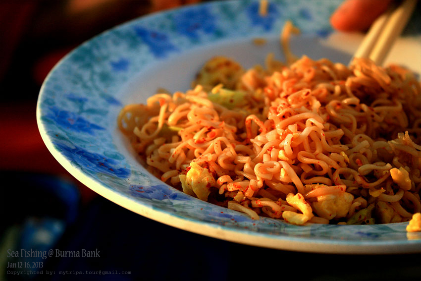 แม้กระทั่ง บะหมีผัดตอนเช้าก่อนเข้าฝั่ง :umh:
(Subtitle: Even the fried noodle in the morning while 