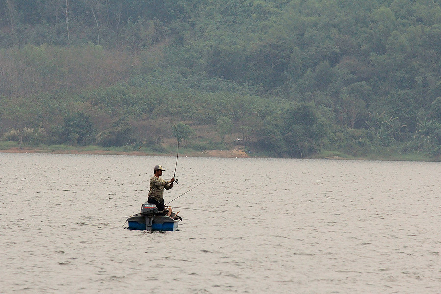 มีเพื่อนเพื่อนนักตกปลา ที่นำเรือส่วนตัวมาหวดเหยื่อใกล้ๆ จุดที่เรายืนตีอยู่  :smile: :smile: 
ยังไงเ